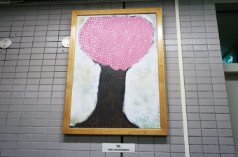 待合室には沖縄県立沖縄高等特別支援学校の学生さんの作品を展示しています展示作品は定期的に入れ替えますので、ぜひご覧ください