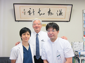 左：新垣涼子医師　中央：國吉幸男教授　右：仲榮眞盛保医師