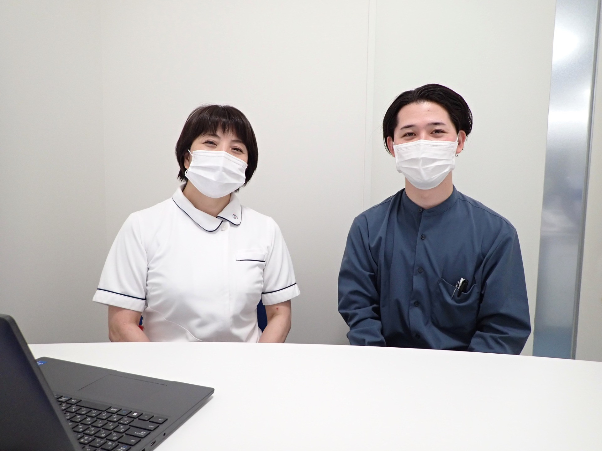 看護師 仲間 暁美・ソーシャルワーカー 前原 一輝